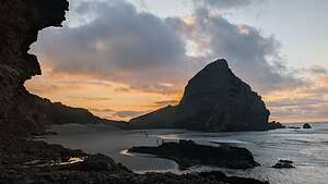 Hidden beach by Taitomo